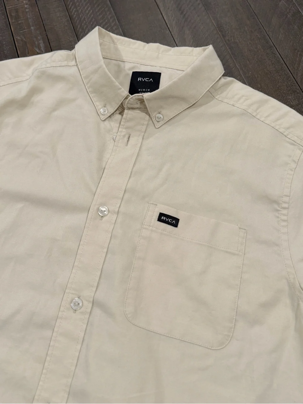 RVCA Men’s Medium Slim Fit Short Sleeve Button Down Shirt Cream - Picture 1 of 3